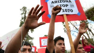 Manifestantes protestan en contra de la ley SB 1070 de Arizona.