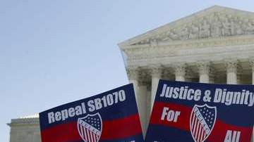 Manifestantes a favor de una reforma migratoria protestaron frente a la Corte Suprema.