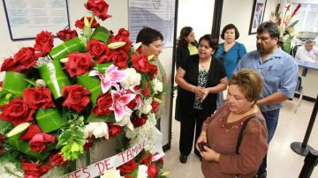 Grupos mandaron flores al Consulado de El Salvador en LA, en recuerdo de centroamericanos muertos en Tamaulipas.
