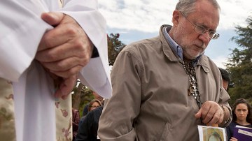 El poeta Javier Sicilia,  líder del   Movimiento por la Paz con Justicia y Dignidad rinde un momento de silencio por las víctimas de la violencia en México.
