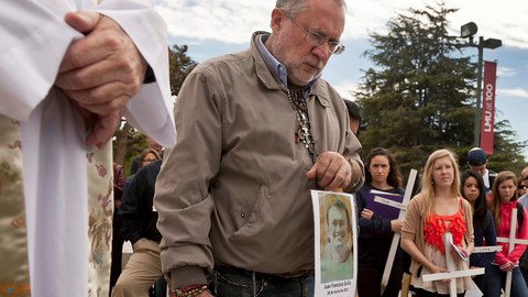 El poeta Javier Sicilia,  líder del   Movimiento por la Paz con Justicia y Dignidad rinde un momento de silencio por las víctimas de la violencia en México.