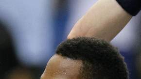 Brandon Allen (izq.) celebra su vuelacercas con Luke Scott.