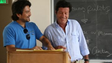 Nicholas Ozeki (izq.) con el actor Joaquim de Almeida durante el rodaje de 'Mamitas'.