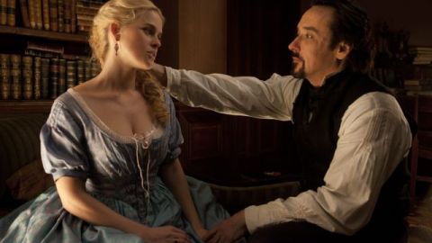 Alice Eve en el papel de Emily Hamilton y el actor John Cusack en el papel de Edgar Allan Poe, durante una escena de la película "The Raven".