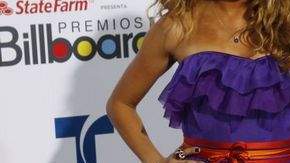 Paulina Rubio lució un vestido morado corto.