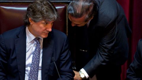 Amado Boudou, vicepresidente del Senado argentino (i),   con el senador Miguel Angel Pichetto, ayer.