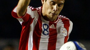 Jorge Mendoza (izq.), de Paraguay, intenta pasar frente a  la marcación de    Manuel León, de Guatemala, en un trámite del partido disputado la noche del miércoles.