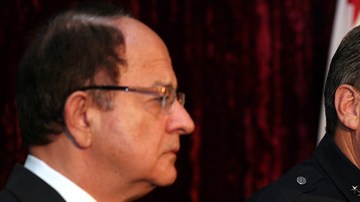 Max Nikias (izq.), presidente de USC, Charlie Beck (centro), jefe del LAPD, y Antonio Villaraigosa, alcalde de LA.