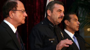 Max Nikias (izq.), presidente de USC, Charlie Beck (centro), jefe del LAPD, y Antonio Villaraigosa, alcalde de LA.