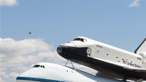 El 747 modificado de la agencia espacial estadounidense NASA, con el Enterprise sobre su lomo, llegó al JFK a las 13.25 GMT, procedente de Virginia.