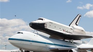El 747 modificado de la agencia espacial estadounidense NASA, con el Enterprise sobre su lomo, llegó al JFK a las 13.25 GMT, procedente de Virginia.
