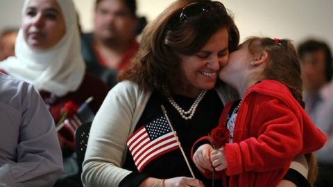 Decenas de inmigrantes que obtuvieron la ciudadanía de EE.UU. participan en la ceremonia de naturalización en West Palm Beach Florida.