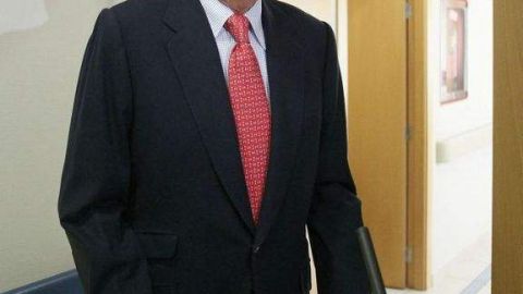 El rey Juan Carlos a su salida de la habitación del Hospital USP San José de Madrid.