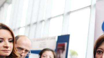 La secretaria del Trabajo, Hilda Solís, habló en East LA College de aumentar la seguridad en centros laborales.