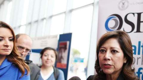 La secretaria del Trabajo, Hilda Solís, habló en East LA College de aumentar la seguridad en centros laborales.