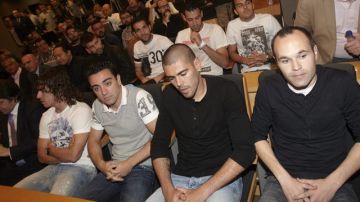 Puyol, Xavi, Valdés e Iniesta (de izq. a der.) escuchan atentos a su aún técnico, Pep Guardiola.