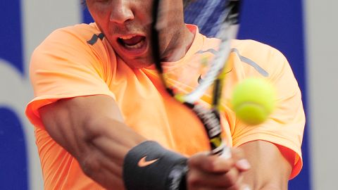 Nadal devuelve un saque a dos manos en el último set.