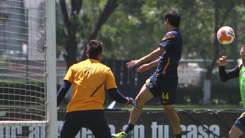 El delantero del América, Matías Vuoso, (der.) entrena fuerte para demostrar que tiene ganas de jugar ante Cruz Azul.