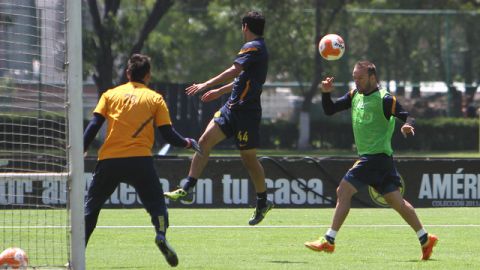 El delantero del América, Matías Vuoso, (der.) entrena fuerte para demostrar que tiene ganas de jugar ante Cruz Azul.