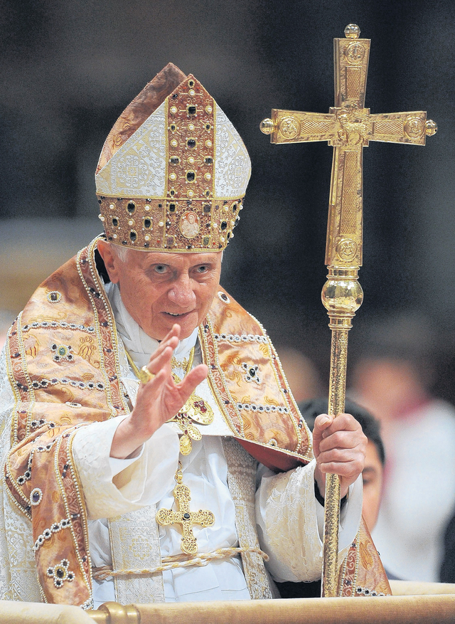 El Papa Benedicto XVI se dispone a oficiar misa en la Basílica de San Pedro, de El Vaticano, en noviembre de 2011.