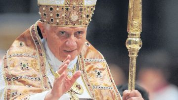 El Papa Benedicto XVI se dispone a oficiar misa en la Basílica de San Pedro, de El Vaticano, en noviembre de 2011.
