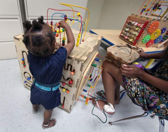 Una niña juega con su mamá en el renovado Violence Intervention Program, del Centro Médico de Los Ángeles.