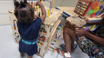 Una niña juega con su mamá en el renovado Violence Intervention Program, del Centro Médico de Los Ángeles.