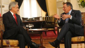El secretario de Defensa de Estados Unidos, Leon Panetta (d) reunido con el presidente chileno Sebastián Piñera, en Chile.