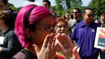 Coelis Mendoza, de Ithaca, N.Y., (izq.), opuesta a la Ley 1070 de Arizona, discute con Marietta Barbier Falzgraf de Bethesda, Md.,frente a la corte Suprema.