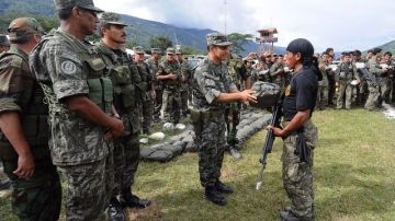 El presidente de Perú Ollanta Humala (c-i)  se reúne con con soldados y policías en la base militar de Kiteni en La Convención Cusco (Perú).