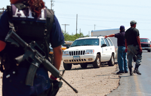 En el operativo realizado en  Semana Santa del Programa Paisano, 20 mexicanos procedentes de Estados Unidos fueron estafados con documentos falsos para la internación de sus coches a México.