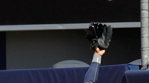 Austin Jackson trata de capturar la bola del jonrón de Granderson.