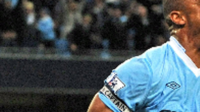 El jugador del Manchester City Vincent Kompany celebra un gol ante el Manchester United.