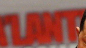 Chávez se limpia el sudor  cuando asistía a un concierto en su honor.