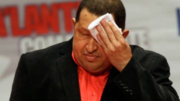 Chávez se limpia el sudor  cuando asistía a un concierto en su honor.
