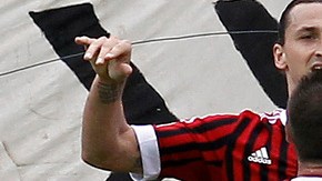 Antonio Cassano (99), que regresó después de una delicada cirugía,  corre a festejar  su anotación con Zlatan Ibrahimovic, autor de dos goles.