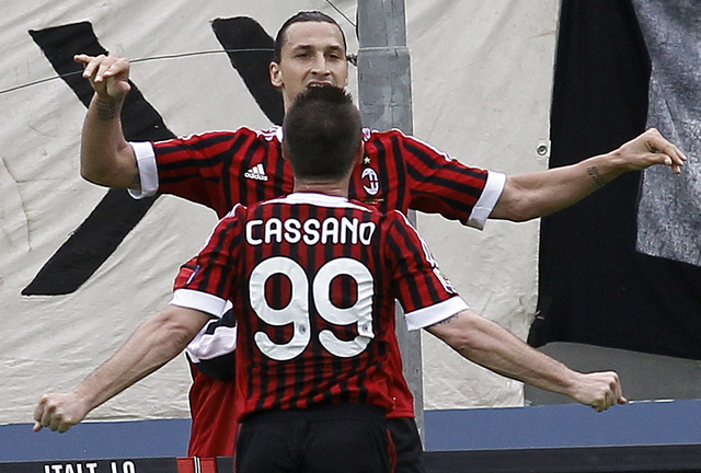 Antonio Cassano (99), que regresó después de una delicada cirugía,  corre a festejar  su anotación con Zlatan Ibrahimovic, autor de dos goles.