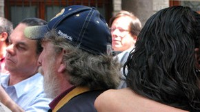 Periodistas se abrazan durante una demostración de condena a la muerte de la colega periodista Regina Martínez, en la Ciudad de México, ayer.