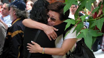 Periodistas se abrazan durante una demostración de condena a la muerte de la colega periodista Regina Martínez, en la Ciudad de México, ayer.