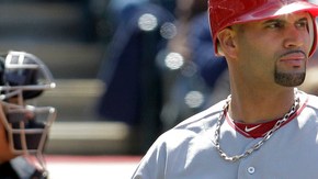Pujols (5)  sale al dugout tras ser ponchado en el noveno inning del juego de ayer. El receptor de los Indios es su paisano Carlos Santana.