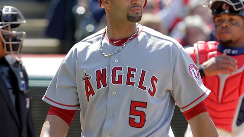 Pujols (5)  sale al dugout tras ser ponchado en el noveno inning del juego de ayer. El receptor de los Indios es su paisano Carlos Santana.