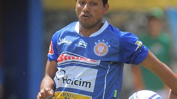Eliseo Quintanilla (der.) es  una de las figuras del Municipal que en esta jornada logró su boleto para las semifinales en Guatemala.