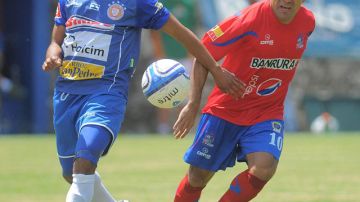 Eliseo Quintanilla (der.) es  una de las figuras del Municipal que en esta jornada logró su boleto para las semifinales en Guatemala.