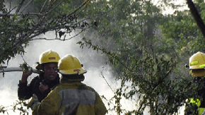 Un helicóptero militar cayó en el barrio Doce de Marzo, de Sabanagrande, Colombia.