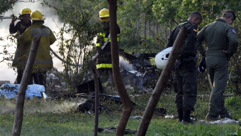 Un helicóptero militar cayó en el barrio Doce de Marzo, de Sabanagrande, Colombia.