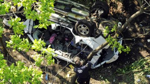 Policias investigan el van destruido después de haberse precipitado por un barranco, cuando venía por la Bronx River Parkway, ayer, en Nueva York.
