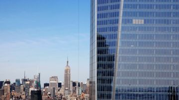La torre Uno del World Trade Center se levanta sobre el horizonte de Manhattan, donde al centro se ve el Empire State Building.