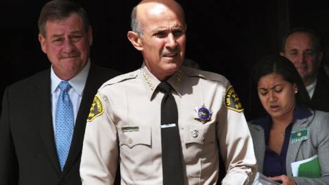 El alguacil de Los Ángeles, Lee Baca está demandado por la violencia racial en las cárceles.