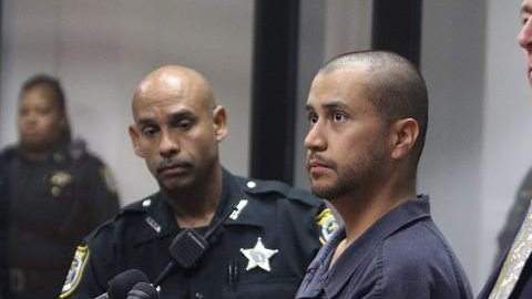 George Zimmerman (c) compareció en corte junto a su abogado Mark O'Mara (dcha) en el correccional Seminole County de Sanford Florida.