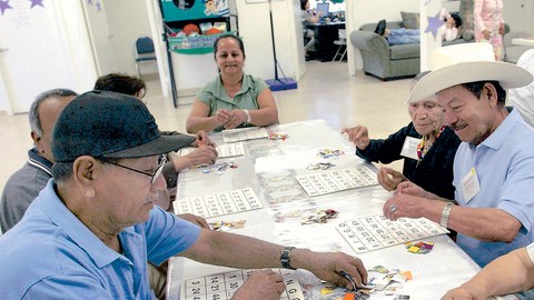 Un grupo de pensionado  juega bingo en un centro para la mayoría de edad en Nueva York.